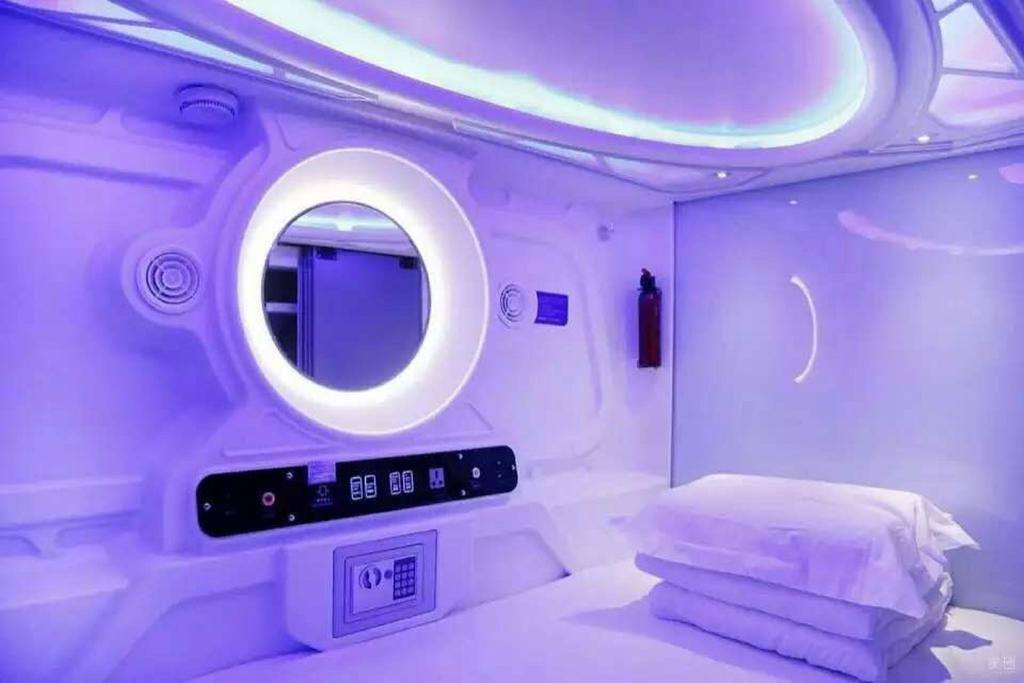 capsule hotel 